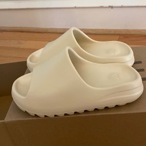 Mens Yeezy slide size 6, color bone, new with box and tag